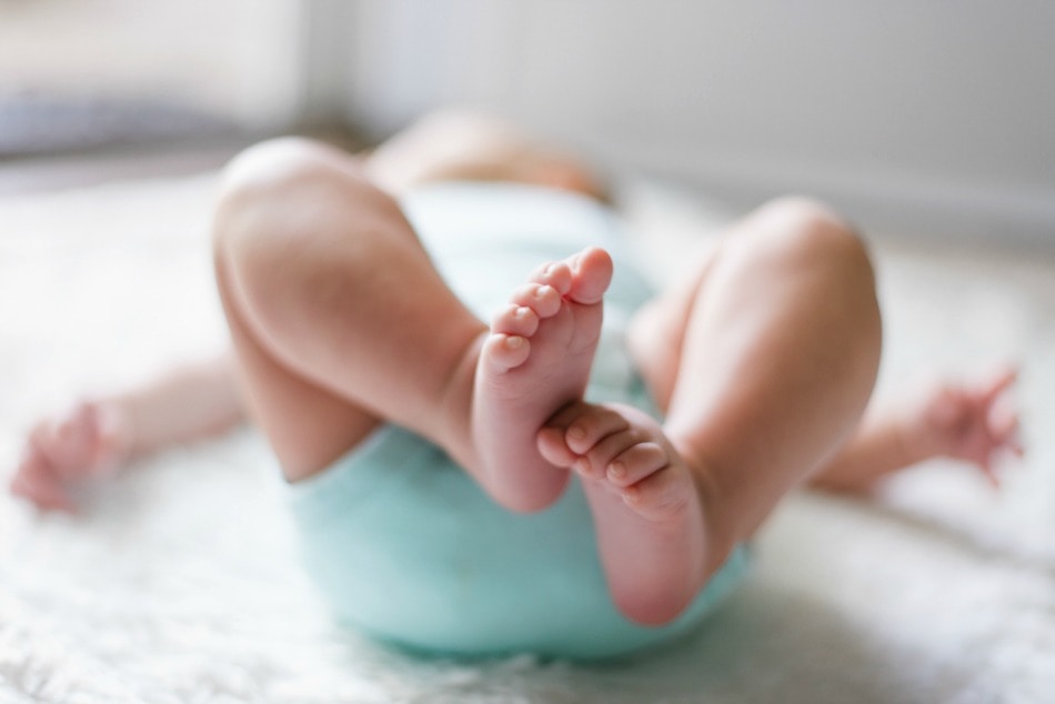 Natural Tips For Growing Kids With Stinky Feet (Plus, DIY Stinky Feet Shoe Powder) | Growing Up Herbal | Growing kids often equals stinky feet. Here are some tips to teach your kids good foot hygiene as well as some natural DIYs to cut down on that stinky feet smell. Natural Tips For Growing Kids With Stinky Feet (Plus, DIY Stinky Feet Shoe Powder) | Growing Up Herbal | Growing kids often equals stinky feet. Here are some tips to teach your kids good foot hygiene as well as some natural DIYs to cut down on that stinky feet smell.